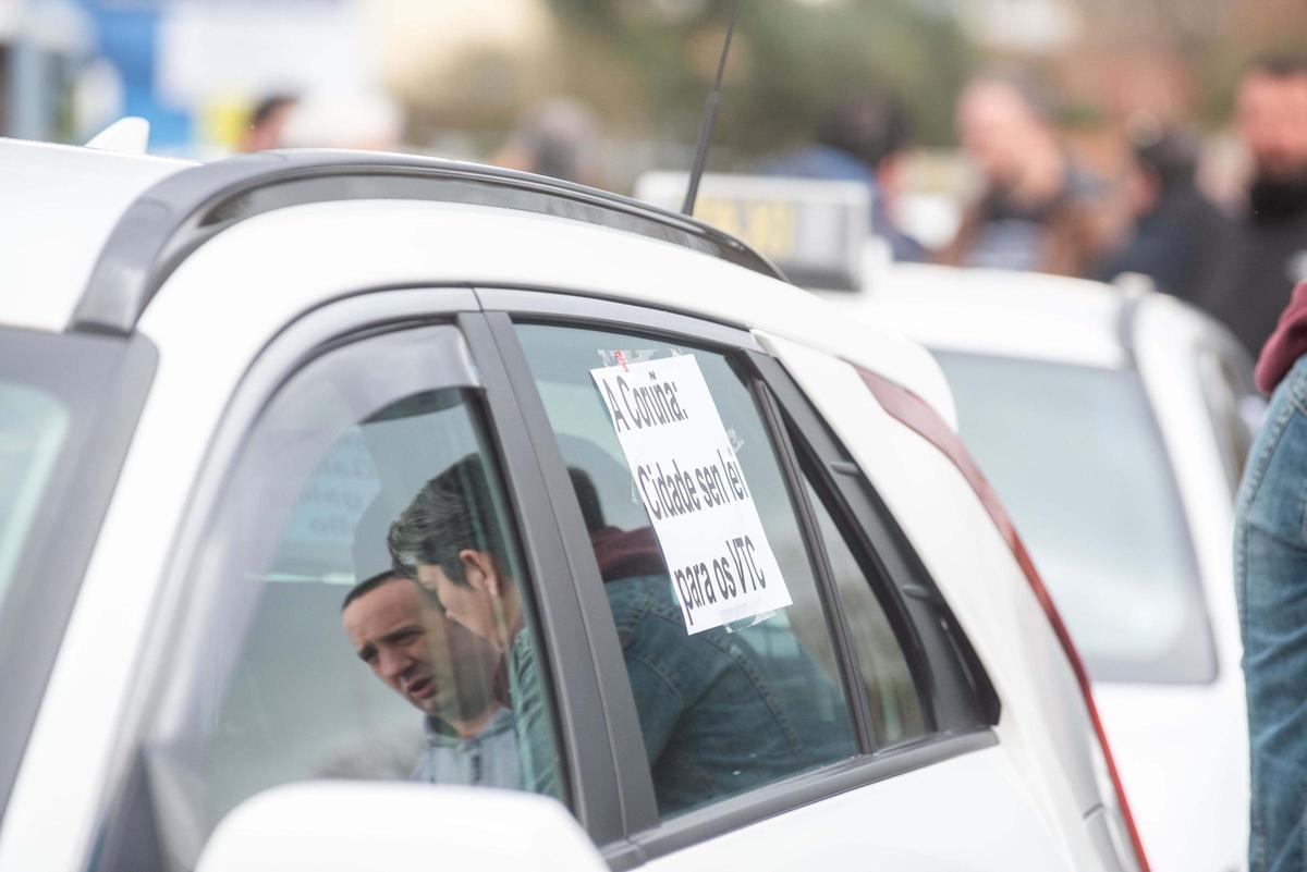 Los taxistas de A Coruña cortan Alfonso Molina y protestan en María Pita contra los VTC