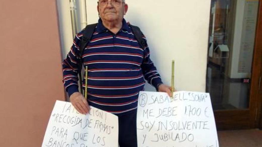 Un anciano inicia una protesta ante un banco
