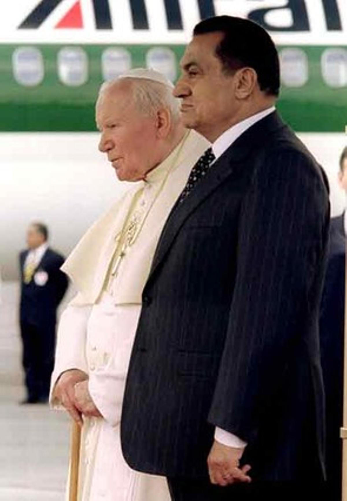 Mubarak, junto al papa Juan Pablo II en el aeropuerto de El Cairo, en el 2000.