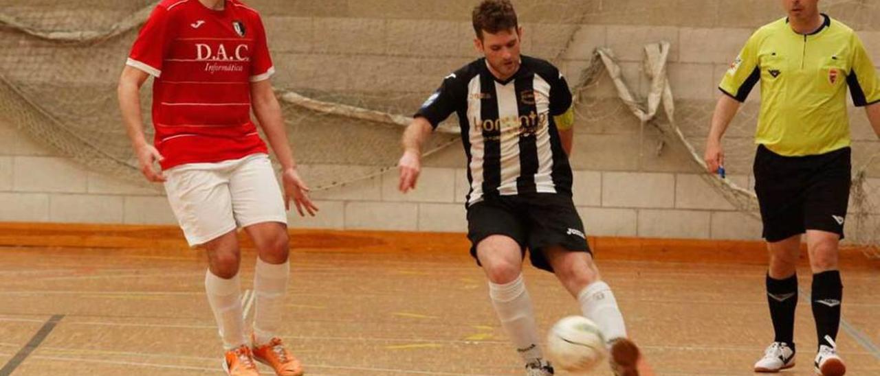 Un jugador de El Mallu controla el balón.