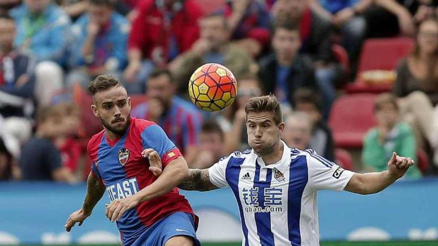 Íñigo Martínez con Roger, del levante, la pasada temporada.