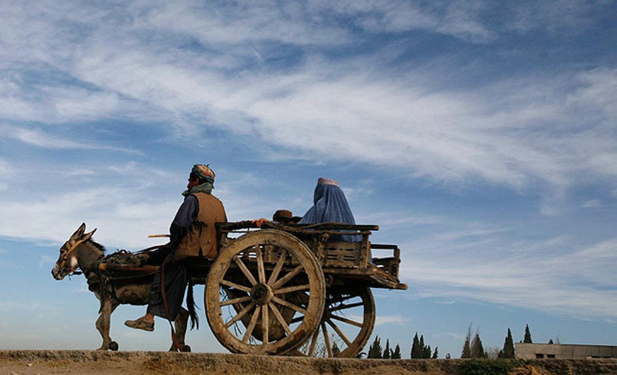 Un home condueix un carro als voltants de Quetta, al Pakistan.