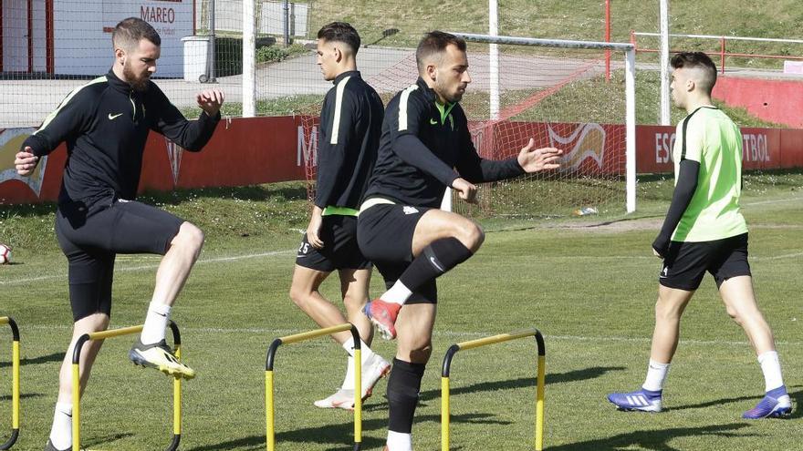 Los jugadores del Sporting, en el entrenamiento de esta mañana en Mareo.