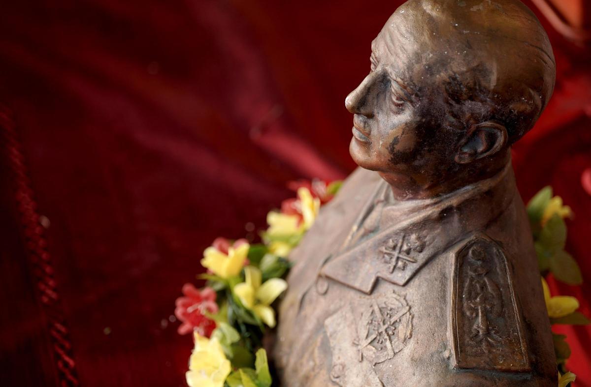 Acto en el cementerio de Mingorrubio, donde se encuentran los restos de Francisco Franco, en recuerdo del 50 aniversario de la muerte del dictador.