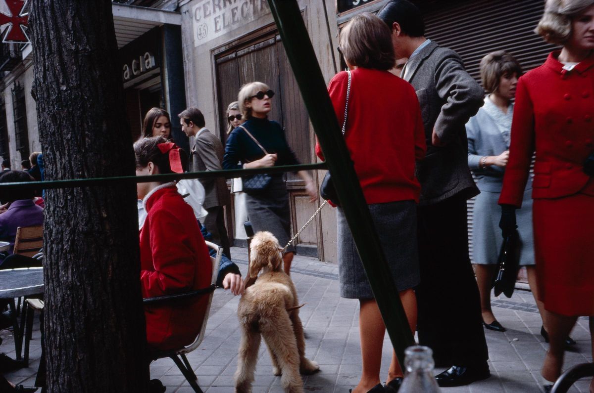De Gonzalo Juanes se exhibe una de las imánges de su serie 'Calle Serrano. Madrid. 1965'.