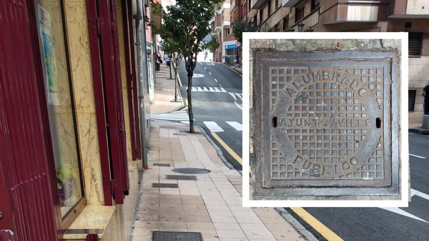 En Oviedo también hay tapas de registro con el nombre del Ayuntamiento de Avilés