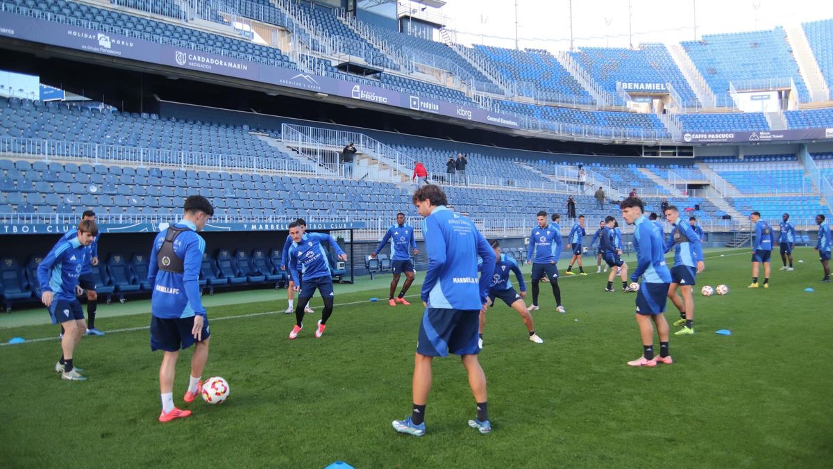 El Marbella FC entrenó ayer en el campo principal de La Rosaleda.