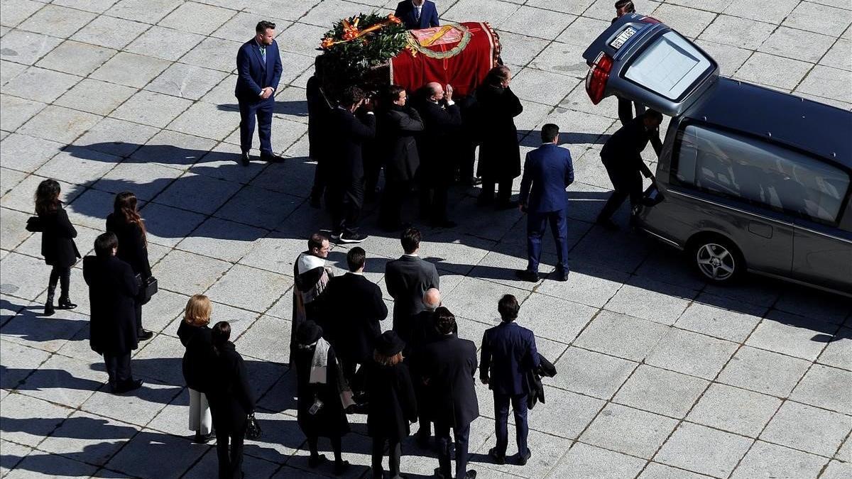 Familiares de Franco traslada el féretro del dictador en el Valle de los Caídos.