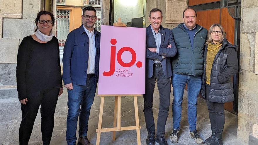 El cartell del projecte amb responsables de l'Ajuntament d'Olot