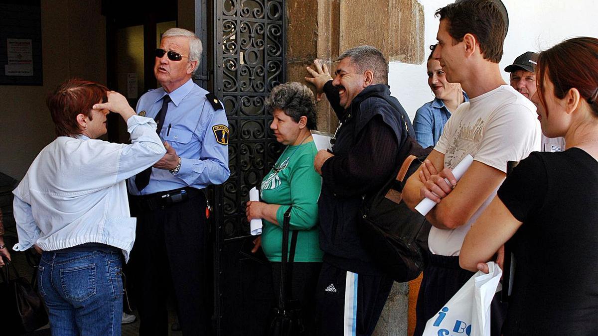 Denuncian a una web por cobrar y no hacer gestiones en el padrón municipal