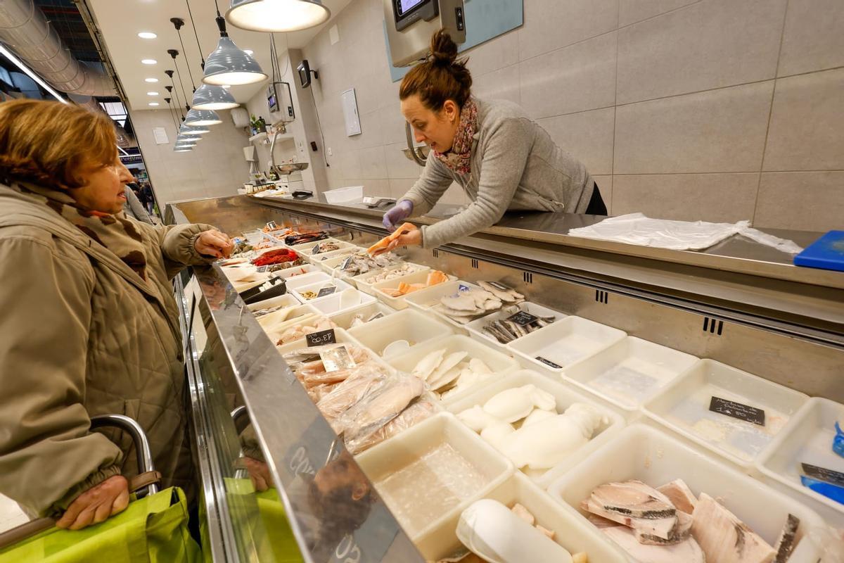 Puesto de venta en el mercado de l'Algirós, en una imagen de este lunes.