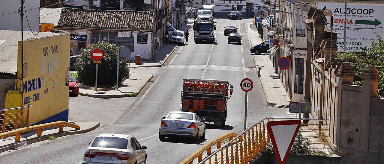 El arranque en Alzira de la vieja carretera de Carcaixent que va a ser remodelada. | VICENT M. PASTOR