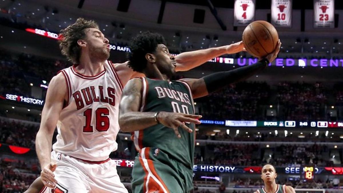 Pau Gasol pelea bajo canasta en el partido disputado en el United Center de Chicago