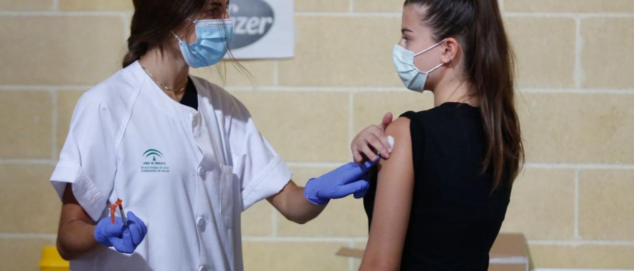 Una joven cordobesa recibe la dosis de la vacuna contra el covid.