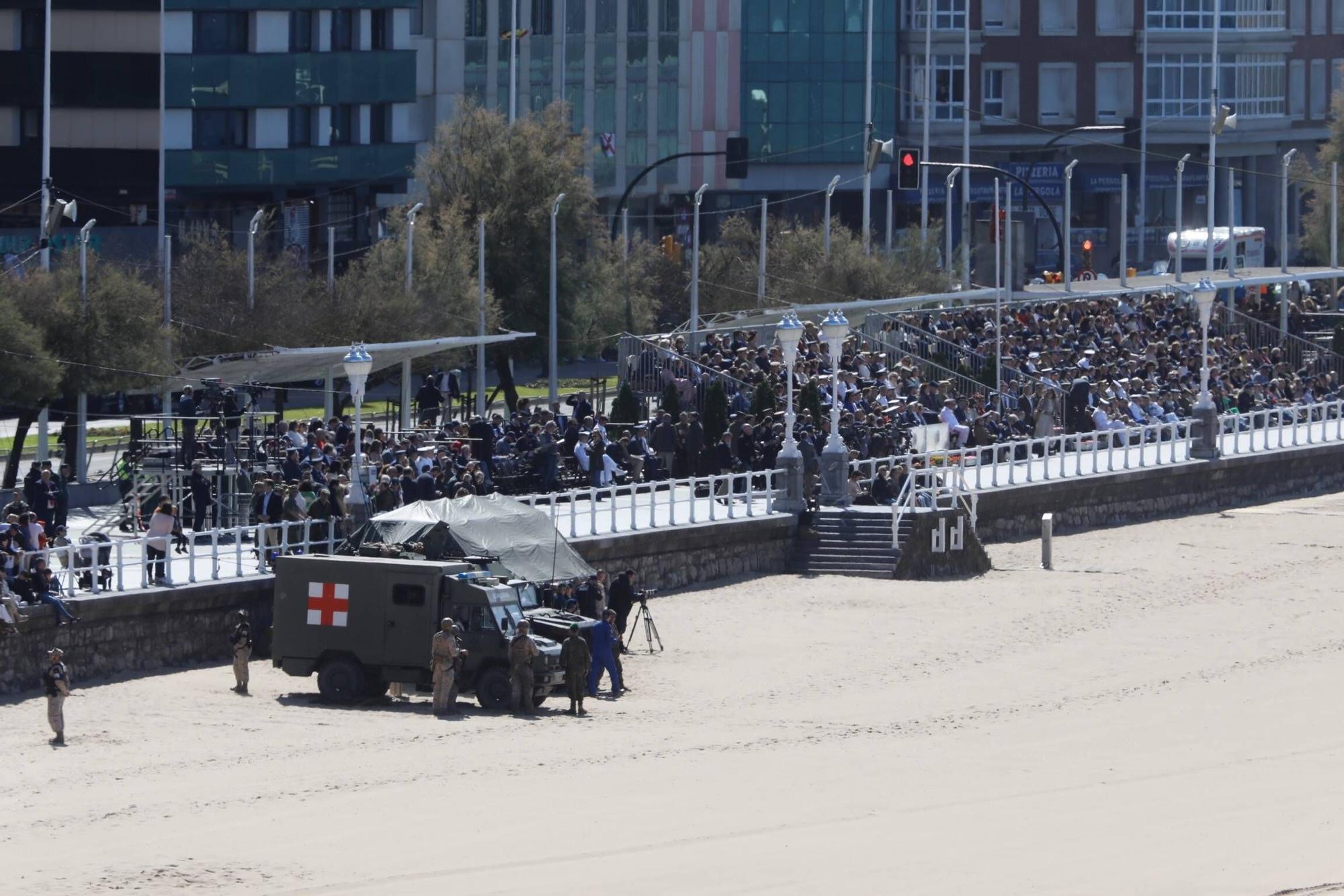 EN IMÁGENES: Así fue la revista naval  del Rey Felipe VI y la exhibición aérea en Gijón por el Día de las Fuerzas Armadas