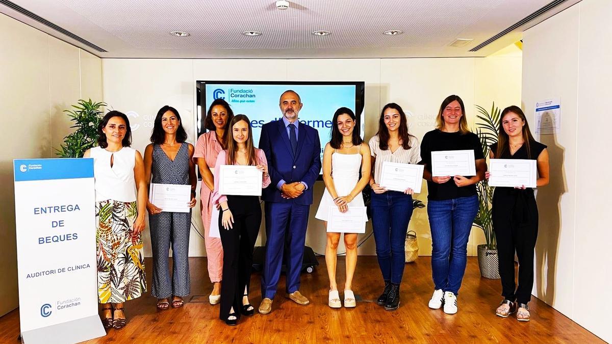 A l&#039;esquerra, Arantxa Moll, i al centre Bartolomé Martínez, ambdos patrons de la Fundació Corachan, amb les alumnes becades