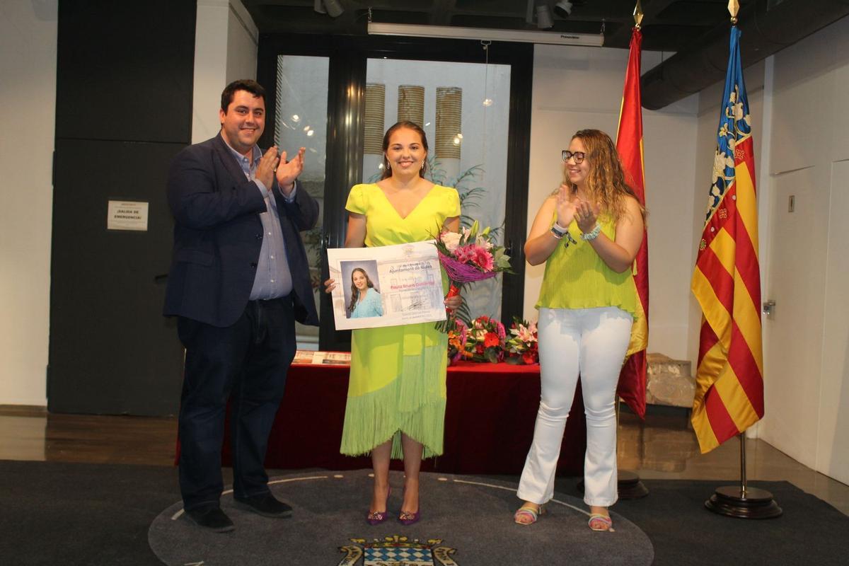 La reina del 2023, Paula Bruno, junto al alcalde de Nules, David García; y la edila de Fiestas, Blanca Silvestre.