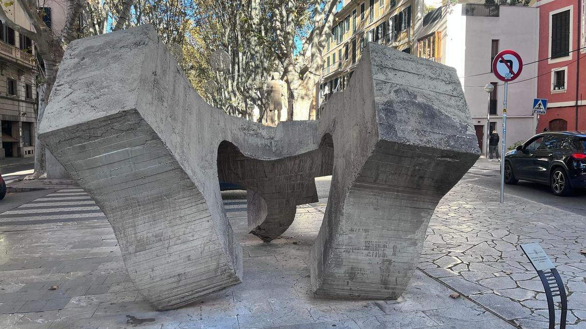 Die Skulptur von Chillida ist auf der Rambla, in der Nähe von der Plaça Major.