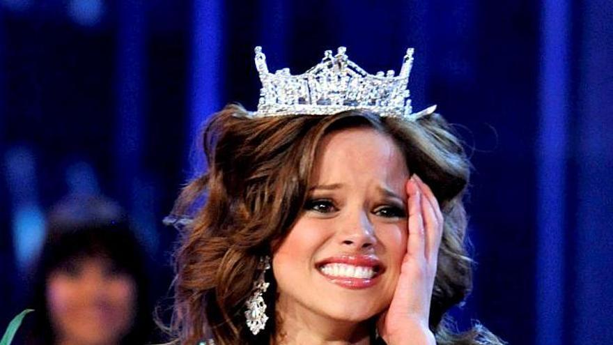Katie Stam, de Indiana, tras ser coronada como Miss América 2009 por su antecesora, Kirsten Haglund.