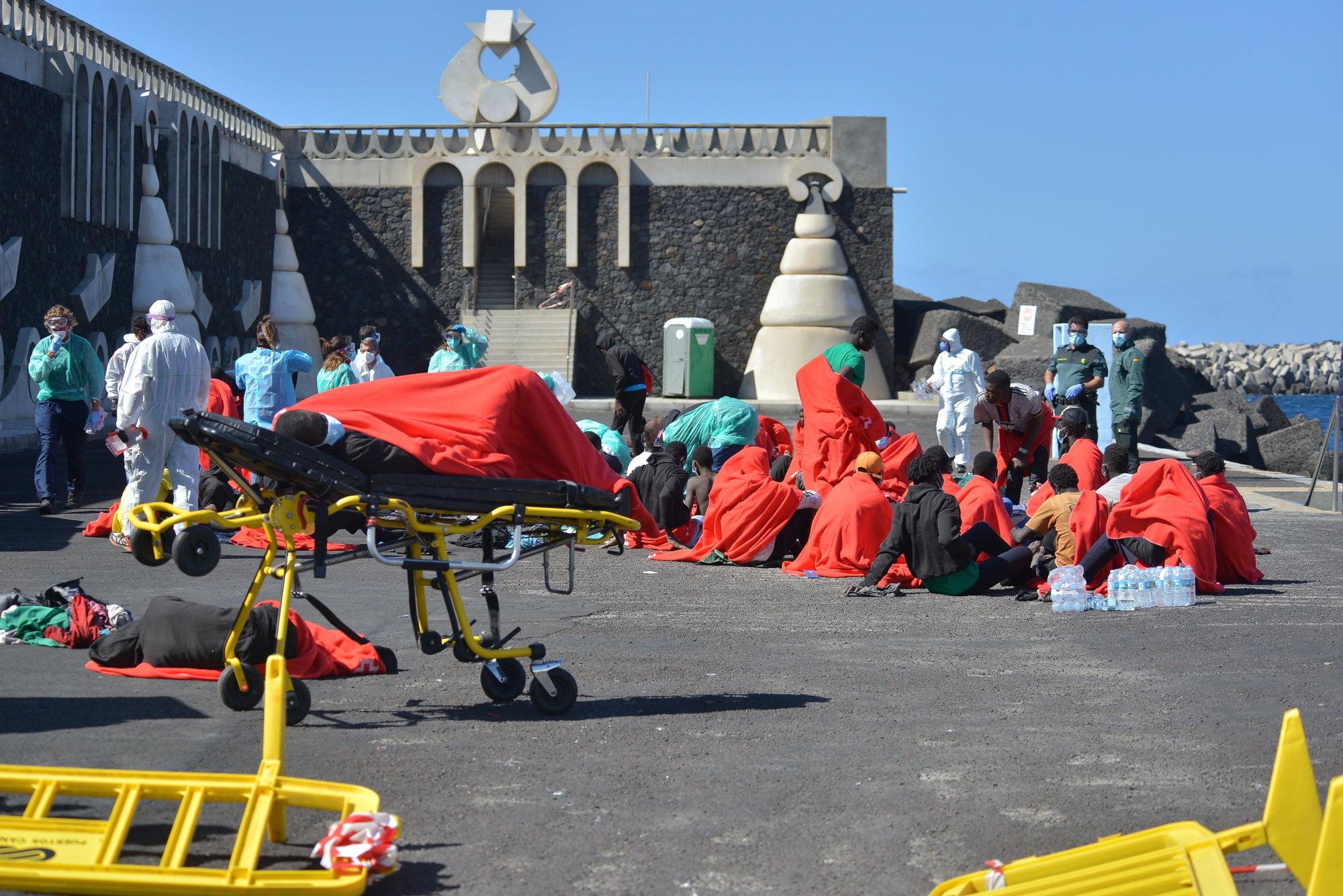 Llega un cayuco con 58 migrantes a La Restinga