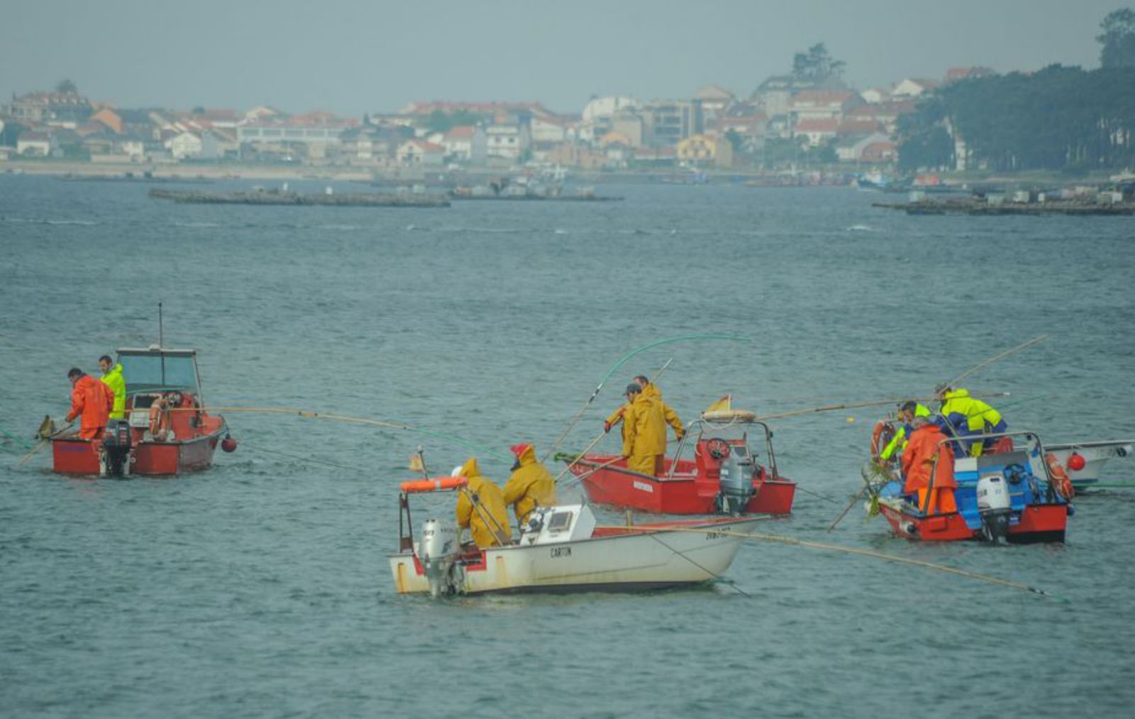 Marisqueo a flote en Vilanova.