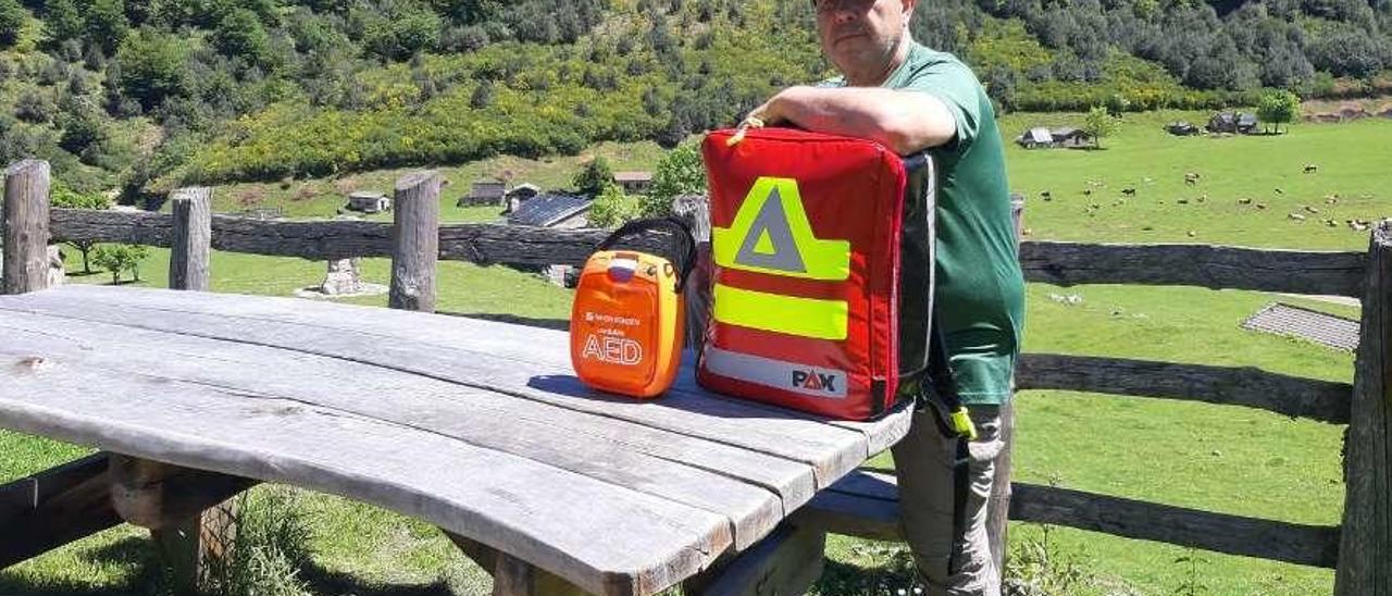 José Manuel Prado, guarda del refugio de Brañagallones, con el desfibrilador.