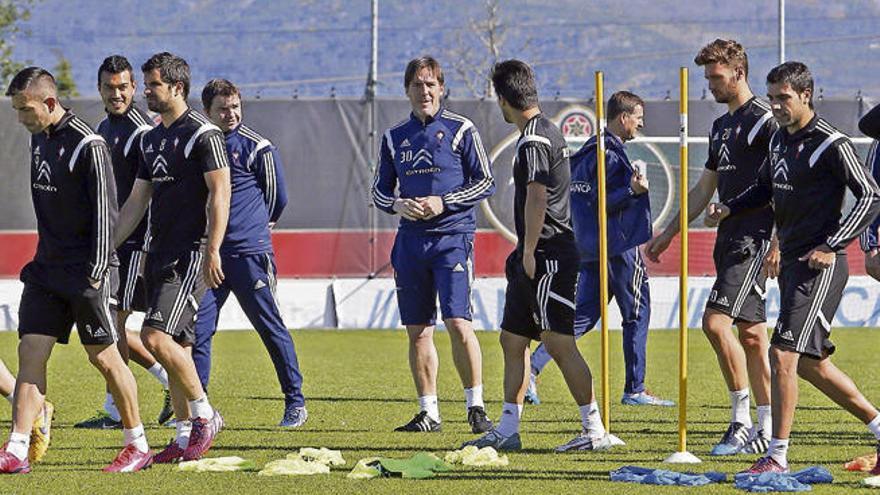 Eduardo Berizzo, en el centro, conversa con sus jugadores durante el entrenamiento celebrado ayer en A Madroa. // Marta G. Brea