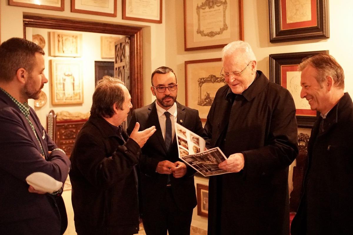 El cardenal Carlos Amigo fue uno de los personajes que ha visitado el inmueble que fuera vivienda y taller de trabajo del Hijo Predilecto de Vila-real.