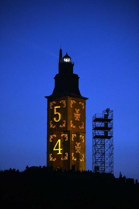 La Torre de Hércules culmina la celebración de su primera década como patrimonio de la humanidad con un espectáculo de luz y sonido proyectado sobre la fachada del monumento.