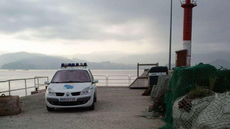 Patrulla de la Policía Autonómica en el Muelle de Raxó. // Gustavo Santos