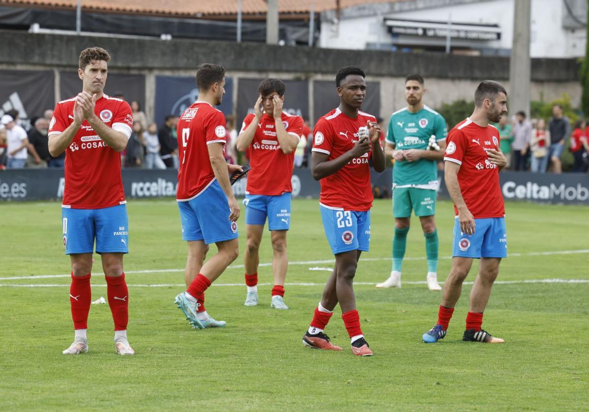 Jugadores de la UD Ourense, cariacontecidos, tras caer por la mínima en Barreiro. |  // RICARDO GROBAS