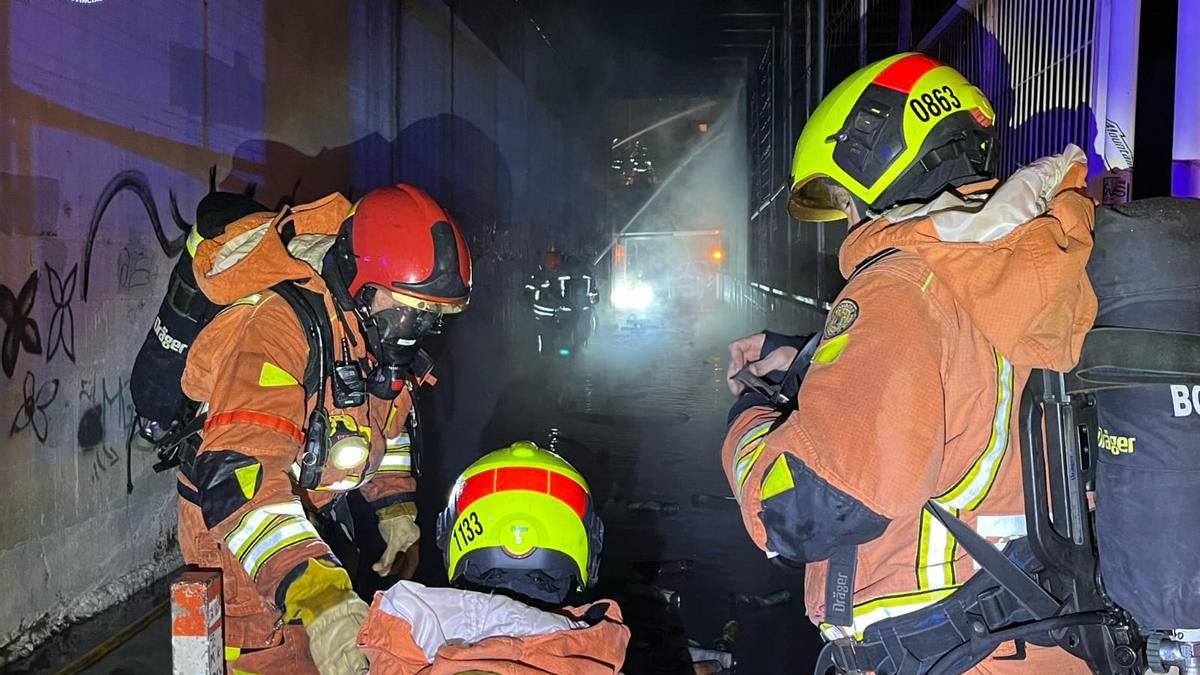 Registrado un incendio industrial en Burjassot bajo la pista de Ademuz