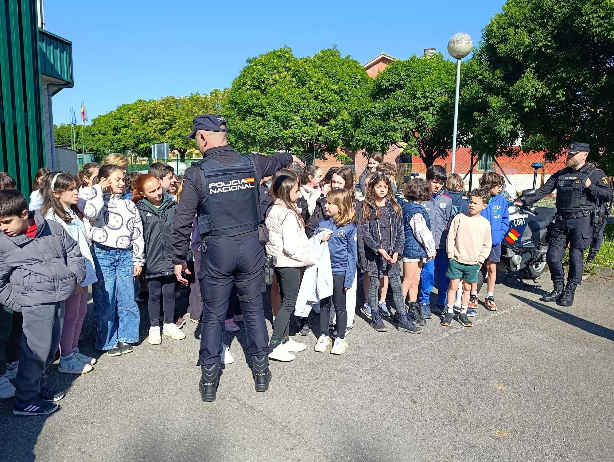 Así fue la exhibición de la Policía Nacional en el colegio La Fresneda, en Siero