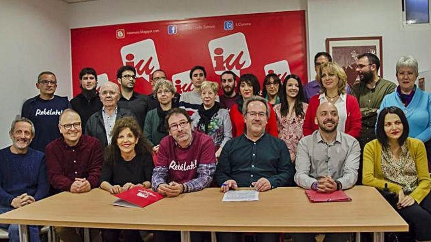 Foto de familia de la candidatura de Izquierda Unida a las elecciones municipales, con Francisco Guarido al frente.