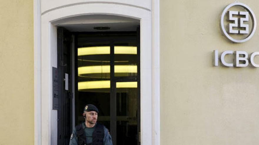 La Policía registra a la sede central del ICBC en Madrid.