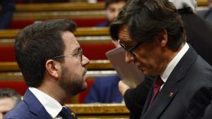 El president Pere Aragonès y el líder del PSC y jefe de la oposición, Salvador Illa, este miércoles en el Parlament