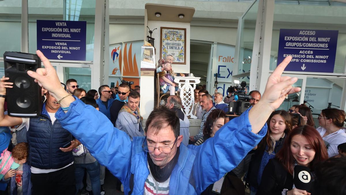 L' Antiga festeja su tercer triunfo consecutivo del Ninot Indultat