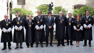 El ’president’ Puigdemont, con los miembros del Consell de Garanties (a su derecha, Joan Egea), este viernes en el Palau de la Generalitat.