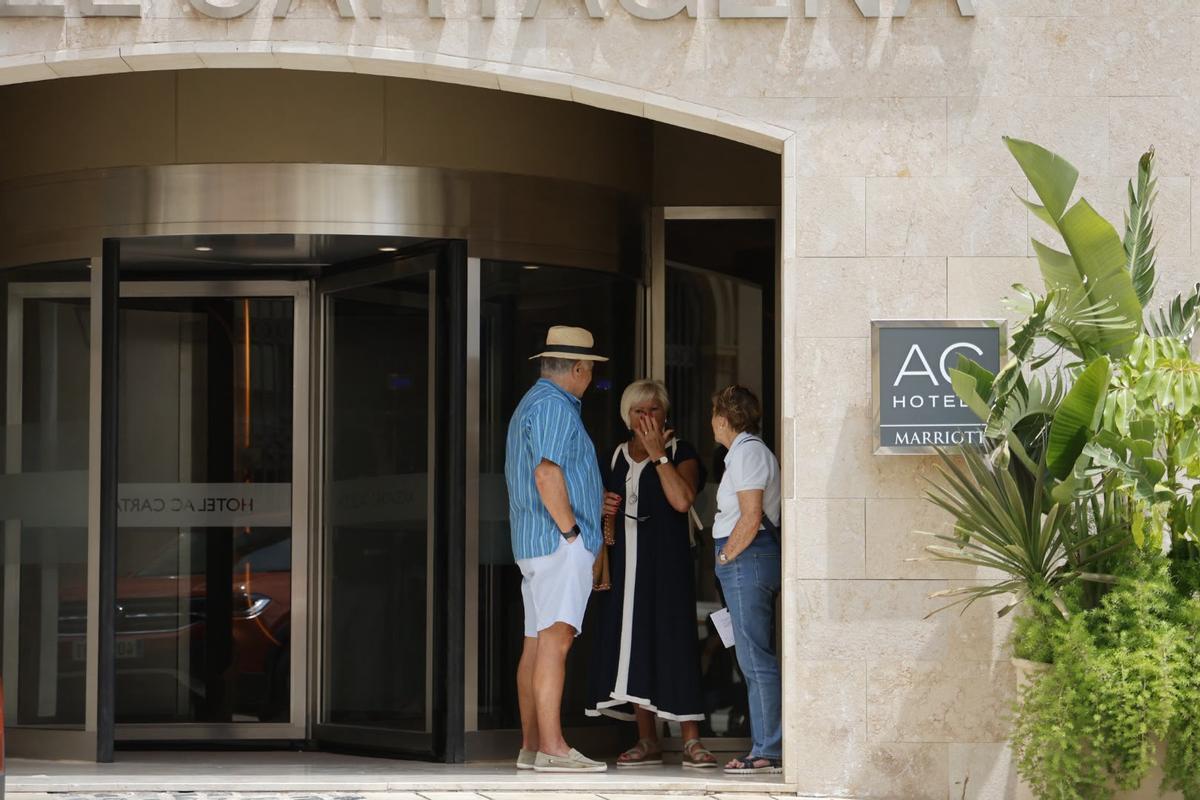 Turistas en la puerta del Hotel AC de Cartagena, este viernes al mediodía.