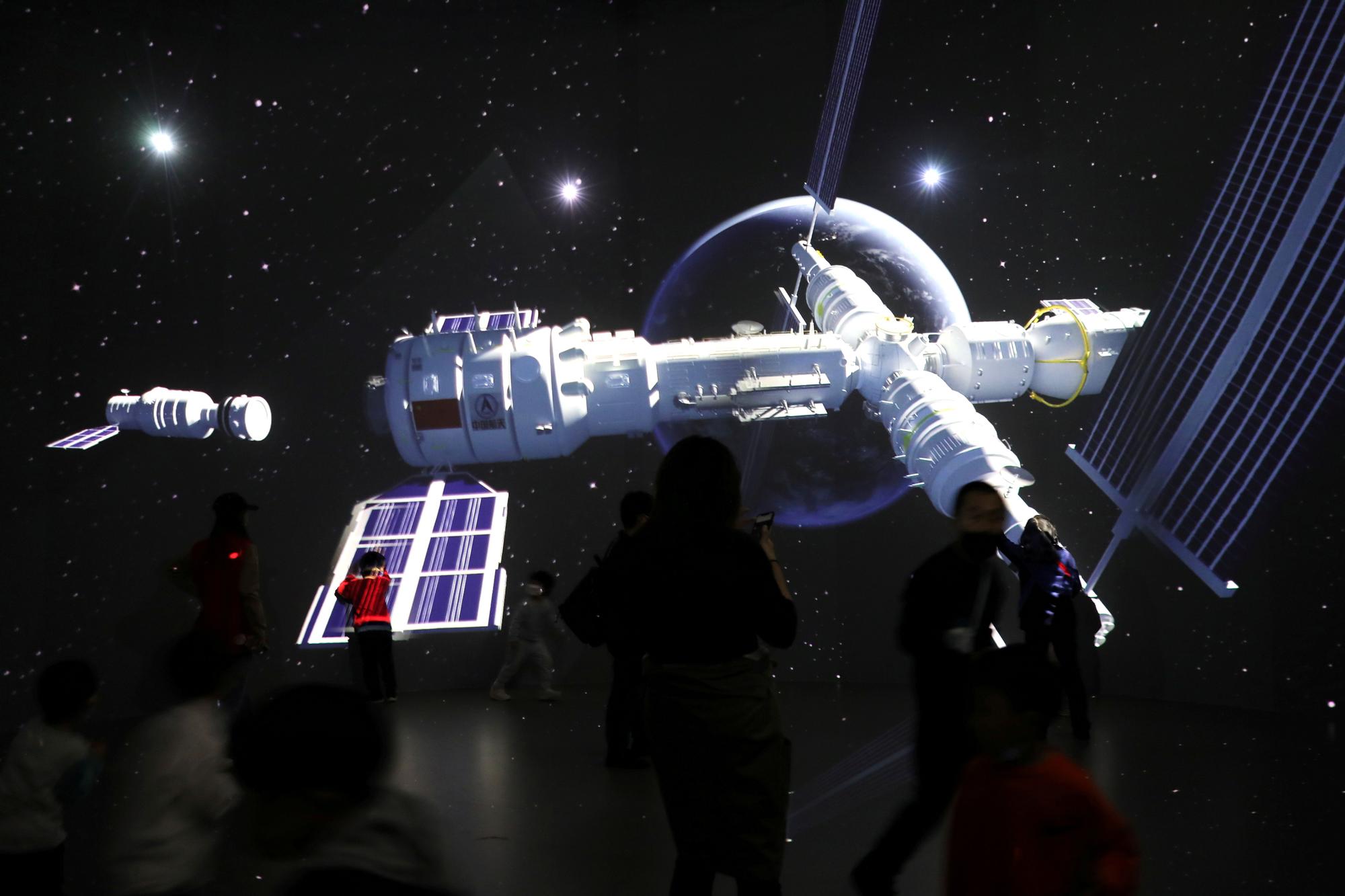 Visitantes en una sede de la agencia espacial de China