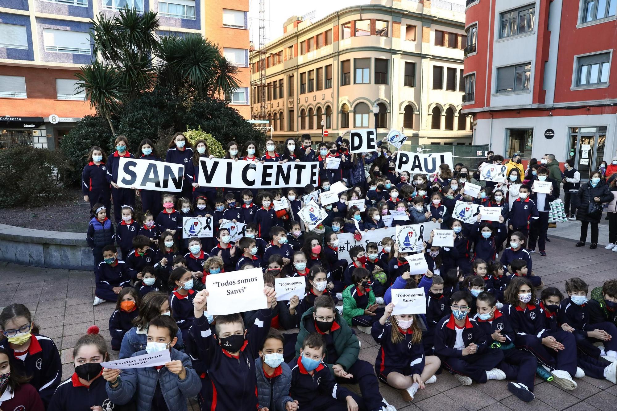 La concentración de profesores, alumnos y familias del San Vicente, en imágenes