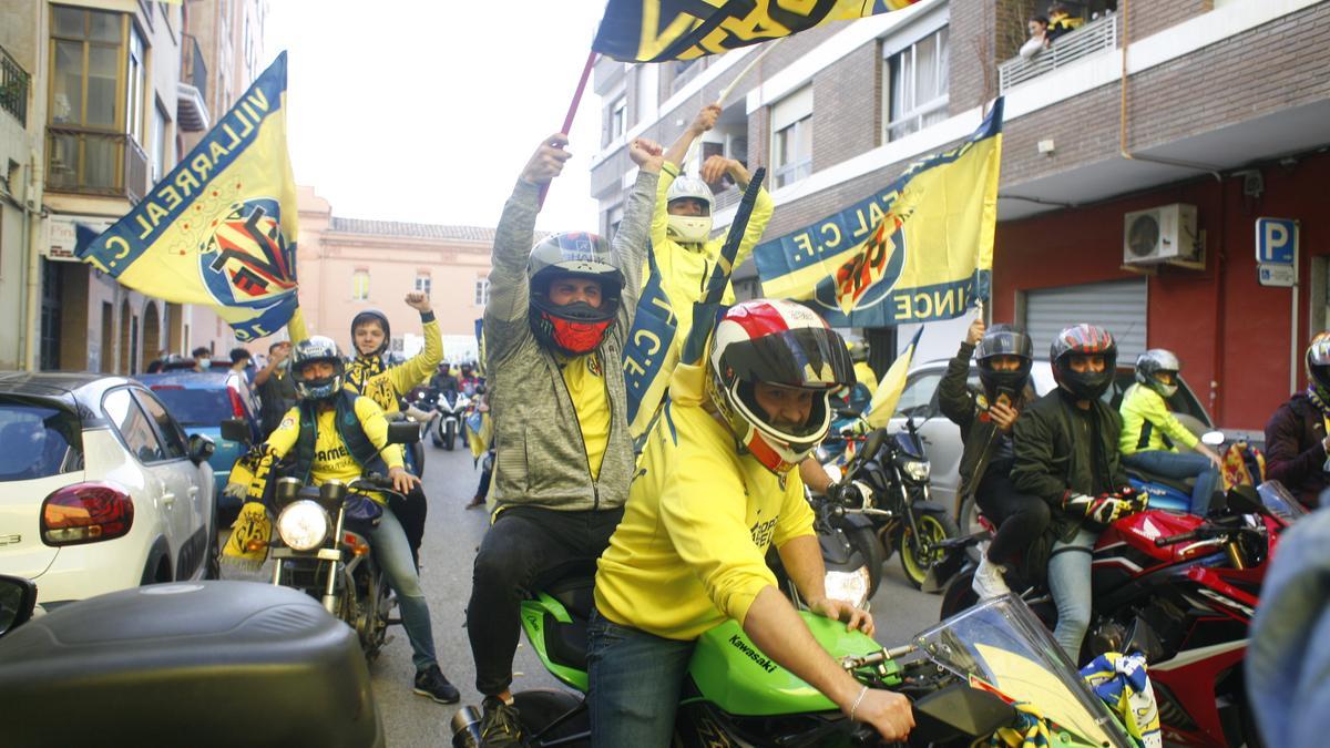 GALERÍA DE FOTOS | Así han recibido al equipo en los aledaños del estadio