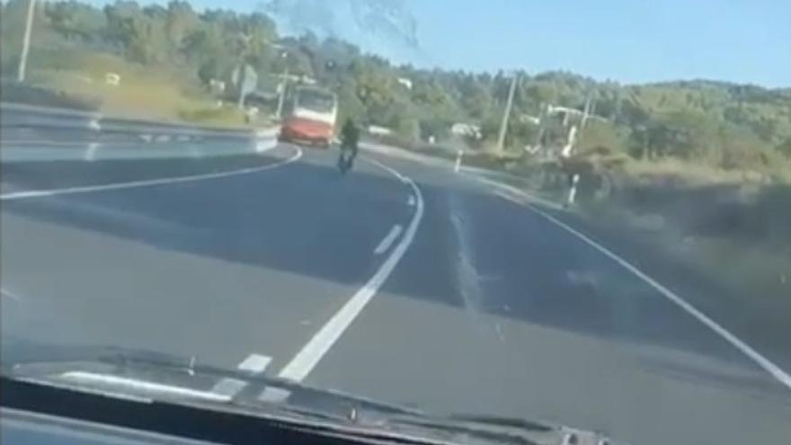 Un motorista que circula temerariamente choca contra un camión en la carretera de Sant Josep