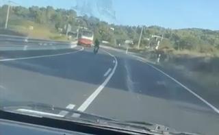 Un motorista que circula temerariamente choca contra un camión en la carretera de Sant Josep