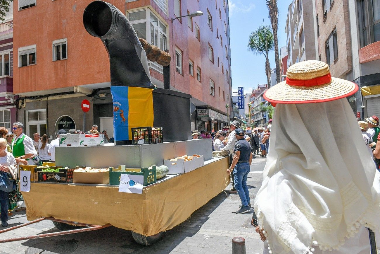 Una romería con bikini en Las Palmas de Gran Canaria