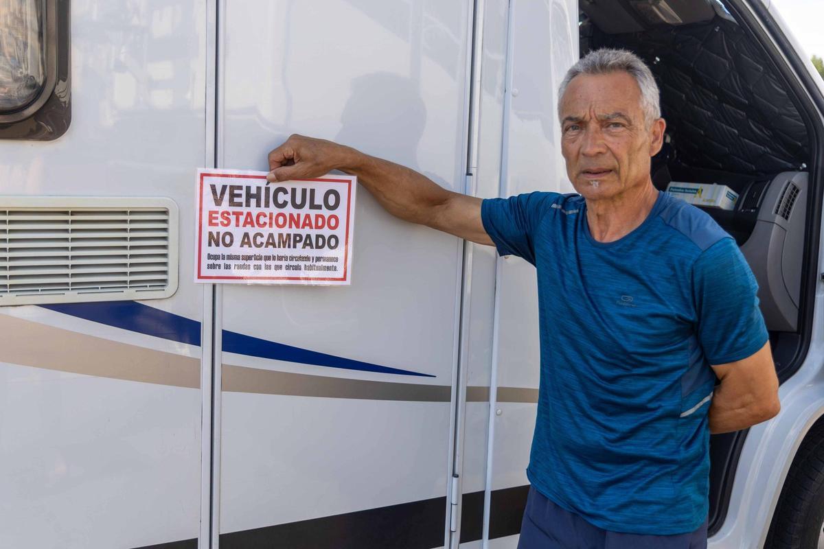 José sosteniendo su cartel.