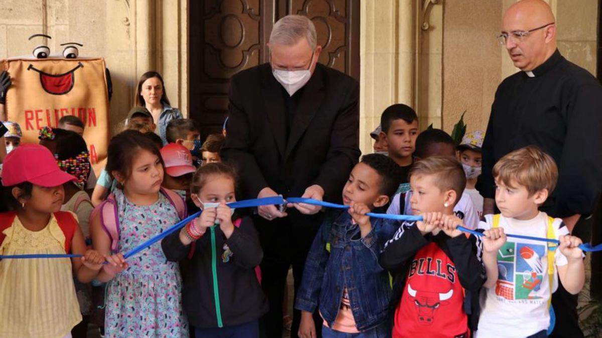 Los alumnos disfrutan del recreo con María
