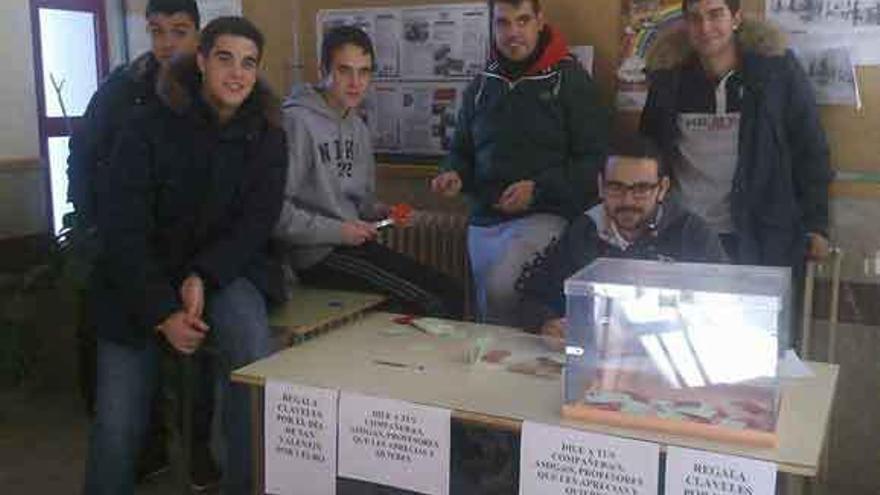 Los alumnos, durante la campaña de venta de claveles.