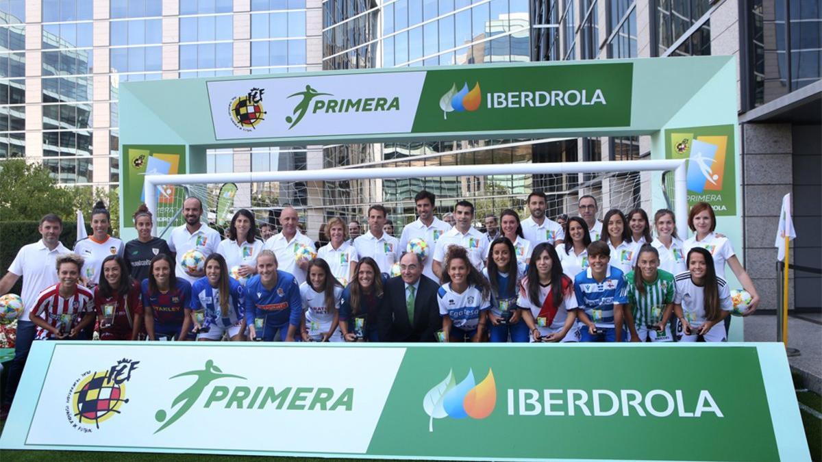 Las capitanas y jugadoras de los equipos que integran la Primera Iberdrola junto a el presidente de Iberdrola, Ignacio Sánchez Galán