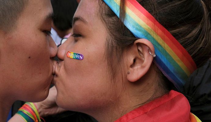 Dos personas celebrando que Taiwán es el primer lu